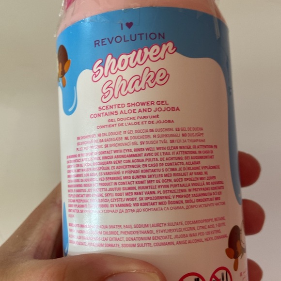 I ❤️ Revolution shower shake in vegan coconut and almond. - Picture 2 of 2